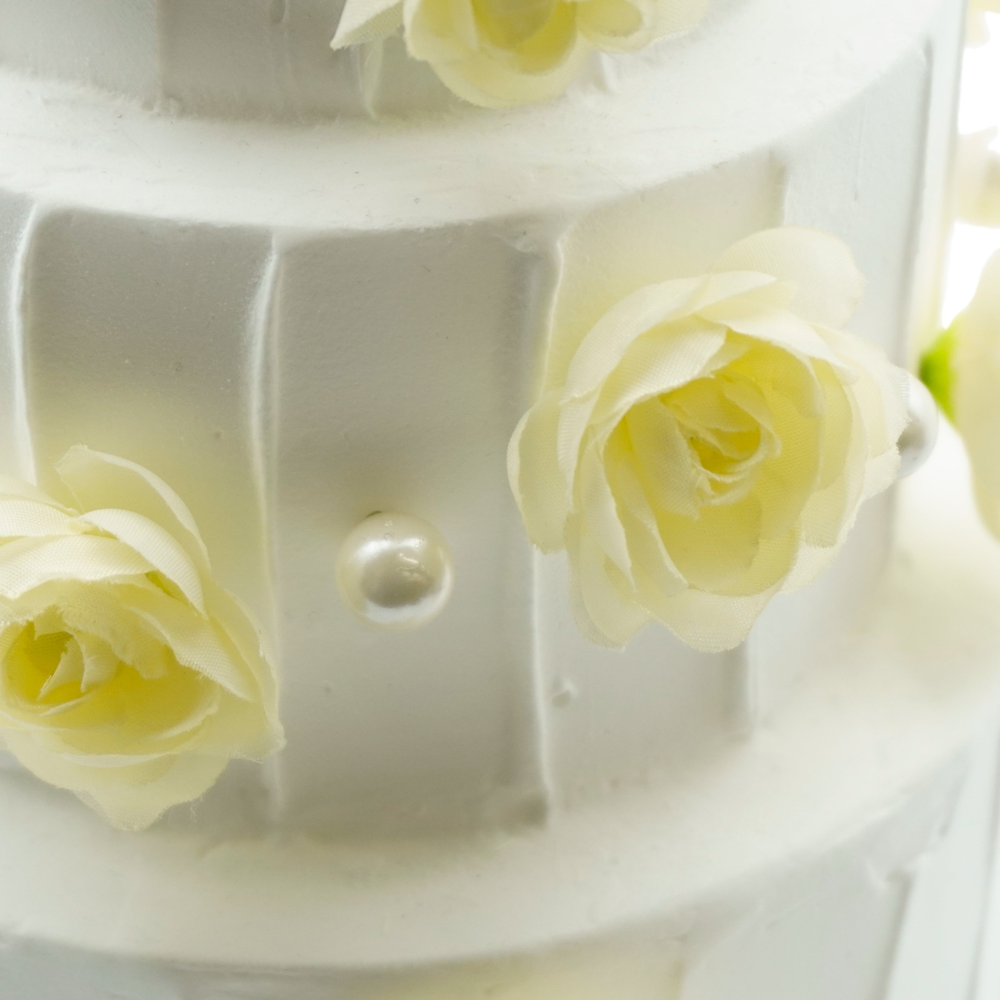 ホワイトローズの3段ケーキ型置物 ホワイトローズの3段ケーキ型置物